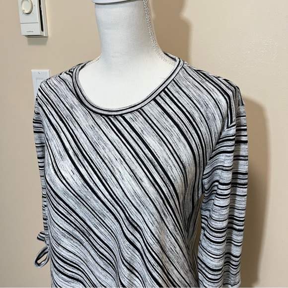 Two by Vince Camuto Striped Asymmetrical Top Tie Sleeves - Picture 2 of 12